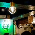 クラフト麦酒酒場 シトラバ - ネオン管が光る内装