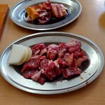 焼肉 味楽 - 牛カルビ ×2 & 豚カルビ