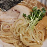 麺 やまらぁ - 麺はモチモチ太麺、かいわれアクセントgoodjob