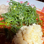 名古屋辛麺 鯱輪 - ニンニク、ネギ、背脂