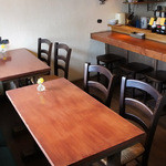 Barba - 2013/05　昼の店内。テーブル8人　カウンター4人　厨房裏に半個室4人