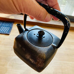 季より - 鉄瓶のほうじ茶が粋ですね♫