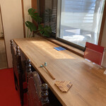 季より - こちらが今回通されたカウンター♫ 個室にもなります。お店の方々の手際も良く、親切な接客です。見られているかのようなタイミングで小気味良く料理が届きます(●´ω｀●)