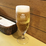 オステリア・ろじえ - 生ビール600円。キリっと冷えたビールをいただきながら、お料理を待っていると楽しみが増します