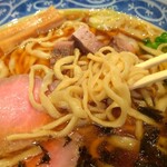 幸屋きよまる - が、しかし、きよまるさんちの中華そばの麺は、みやご食○さんのそれを想起させるような…それでいて上品で誠実な…ここでしか食べられない美味しい麺です。テ○ビ朝日「相棒」で例えるなら、前者が亀山薫(演者…