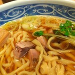 幸屋きよまる - 寺脇康文さん)で、後者が神戸尊(演者:及川光博さん)てとこかな。こちらの写真をご覧くださいませ。品のある藤岡ラーメンでございます。アップにたえられる名優、及川光博さんでございます。