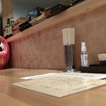 幸屋きよまる - 清潔感あふれ居心地の良いカウンター席。わたしはいつものココなの。つったって、まだ2回目なんですけどね。（笑）