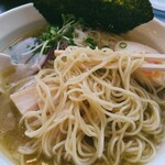 麺屋 承太郎 - スープは少しぬるく感じてしまった。細麺は全粒粉配合と思われる。