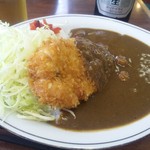 キッチン南海 - 「チキンカツカレー」はポークカレー中辛がかけられ、たっぷりキャベツが盛られています