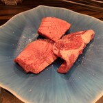 梅田 お初天神 大人の神戸牛焼肉 - タン食べ比べ