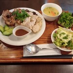 神戸アジアン食堂バル SALA - カオマンガイ　欲張り夢のWコンボ　茹で鶏とラープ鶏　パクチー大盛り。