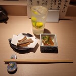 Yakitori To Unagi Hyoutan - お通しとすだちサワー(すだち持ち込み)