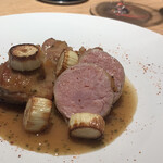 マンサルヴァ - 初めていただいた、ローマ産の乳飲み仔羊。
      脂を薄く巻いて火入れしたロース肉は、その柔らかさと繊細さの中に、じんわりとした美味しさが。