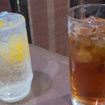 中華料理 景福 - 母のハイボール(400円)かゆゆの烏龍茶(180円)