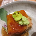 神保町 傳 - 25年5月　空豆の揚げ豆腐　空豆の顔添え