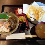 Shunsai Unkai - 令和4年10月 ランチタイム
                        日替わり定食 860円
                        海鮮丼、ハモ天、エノキ天、小鉢3種、みそ汁