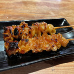 マルヤス酒場 - 鶏皮串。