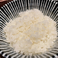 くずし鉄板 あばぐら 神田店 - 艶やかなご飯はお代わりOK