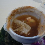 トゥ・ラ・ジョア - ブロターニュ・オマールとふかひれ（ヨシキリ鮫）のオマールコンソメ蒸し（５月：ライスペーパーの蓋を破って中に入れたところ）