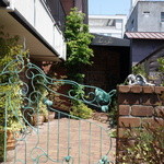 トゥ・ラ・ジョア - 奥に見えるのはワインセラーの建物です