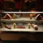 食彩和牛しげ吉 青葉台店 - 入口の肉冷蔵庫