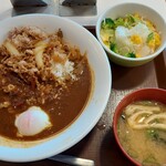 すき家 - 温玉肉カレーサラダセット990円