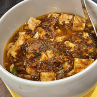 蔭山樓 表参道店 - 牛筋入り麻婆豆腐麺 1,980円