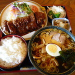 柳ヶ瀬本店 - とんかつとラーメンのセット \1344 ハンパないボリューム