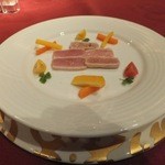 グランマーレ - 前菜。宮古近海マグロの炙りカルパッチョ　ギリシャ風野菜のマリネを添えて。