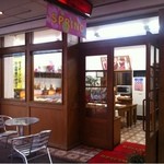 その商店街の一番奥まで行くと、エーデルワイスさんはあります。