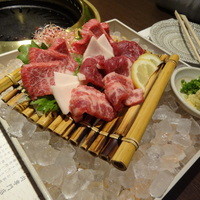 馬桜 下通り店 - 特選馬刺し盛2人前　3000円。超ネットリの馬肉を甘めの醤油でいただく幸せ
