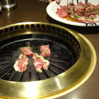 馬桜 下通り店 - こんな鉄板で焼きます