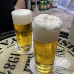 ビールスタンド重富 - 奥一度つぎ。手前三度つぎ