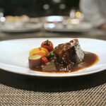 キャトルラパン - 牛バラ肉の赤ワイン煮込み 正面から