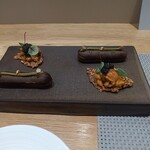 フィエルテ - カカオのエクレアカボチャのクリーム挟み、おこげの上に雲丹、焼きナス、キャビア