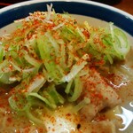 菊乃家本店 - 卓上の一味唐辛子をパパッと