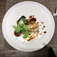 キャトルラパン - 北海道羅臼産ブリ 白ワインソースと黒トリュフソース