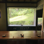 朔 - カウンター席の奥には額縁のように切り取られた大自然