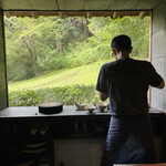 朔 - 大自然をバックにご飯をよそってもらいます