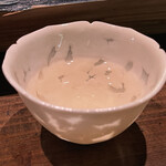 朔 - ふくよかな吟醸香の余韻が楽しめるまんさくの花。
      部分的に透き通った猪口がユニーク