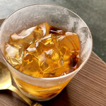 朔 - 裏山に自生しているニッキの根と葉を煮出して作ったゼリーと、ミルクプリンの黒蜜デザート。