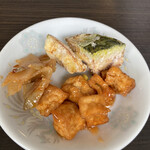 満州園 - 食べ放題コーナーのザーサイ、カボチャの揚げ物、揚げ出し豆腐の甘酢餡