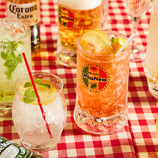 A variety of drinks such as popular lemonade and original sangria◎