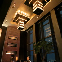 広東料理 センス - ＜2013年4月＞　お店の入口、とても天井高のある吹き抜け。