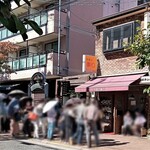 洋食の朝日 - 店の外観　開店直後(１０時半頃)の行列 ２０人超