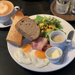 ベーカリー&レストラン沢村 - 厚切りトーストとソーセージ&ベーコンエッグ