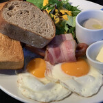 ベーカリー&レストラン沢村 - 厚切りトーストとソーセージ&ベーコンエッグ