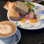 ベーカリー&レストラン沢村 - 厚切りトーストとソーセージ&ベーコンエッグ