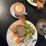 ベーカリー&レストラン沢村 - 厚切りトーストとソーセージ&ベーコンエッグ