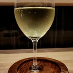 Karan - 白ワイン。この前のと違って旨味が強いタイプですね。